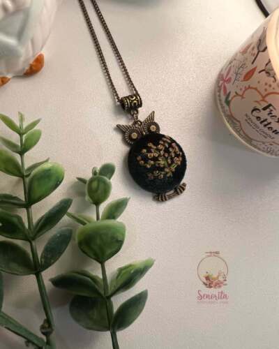 قلادة بإطار بومة