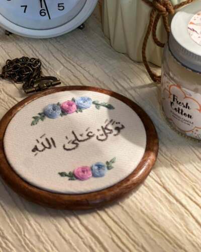 تعليقة سيارة وجهين بنفسجي