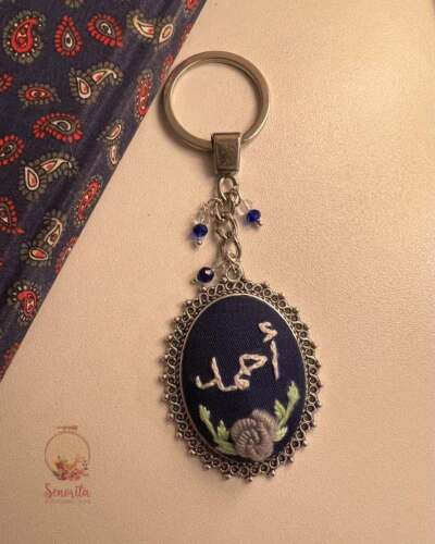 ميدالية بإطار فضي