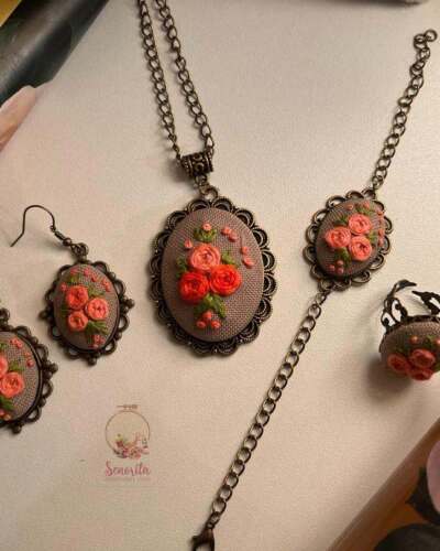 عقد مطرز أزرق