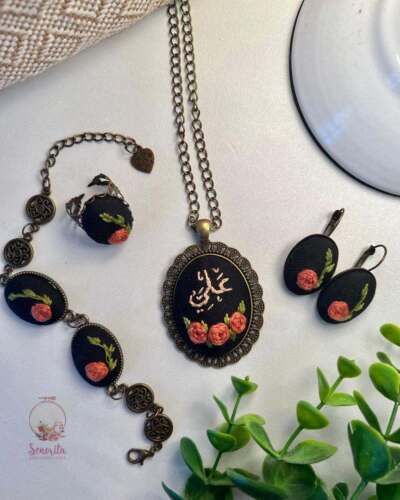 عقد مطرز فريد